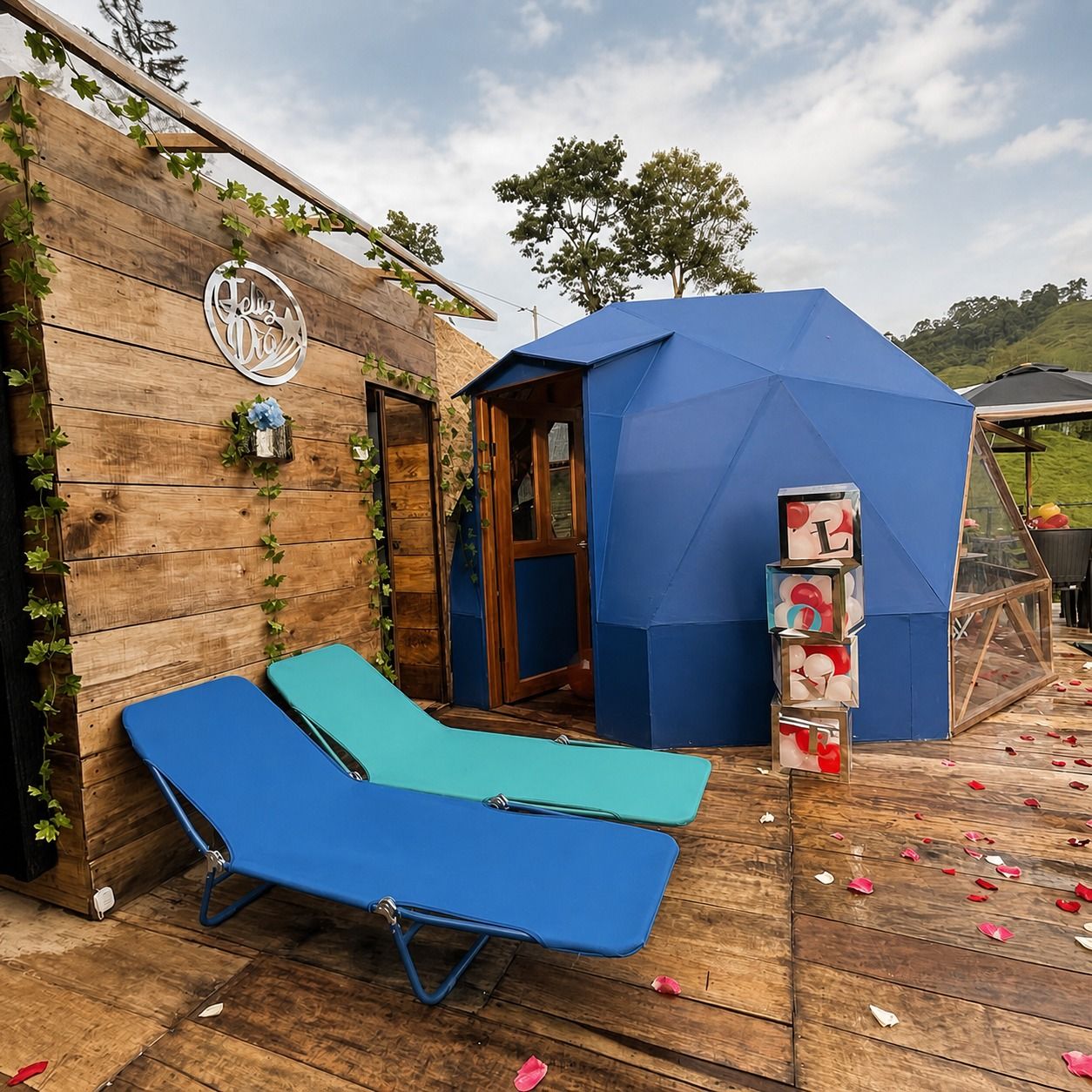 Terraza con sillas junto a un domo y vegetación alrededor.