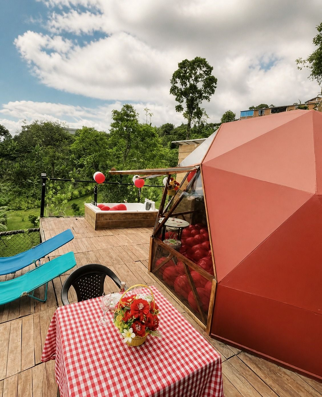 Terraza junto a un domo, con vegetación alrededor.